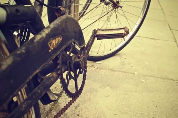 old bicycle with a rusty chain