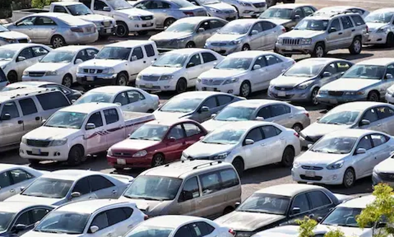 A closeup of an overcrowded car park