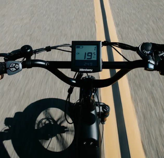 electric bike screen showing battery level and speed
