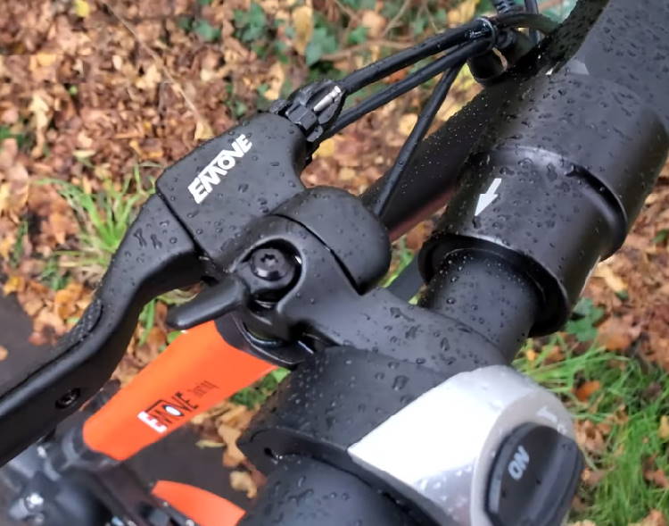 handlebar of the EMove Touring with water drops on it
