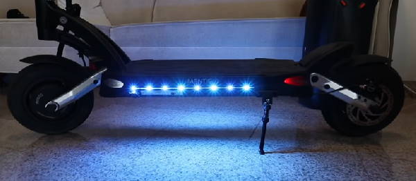 deck lights of the Kaabo Mantis Pro SE