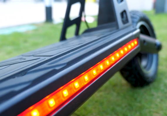 red side lights on the deck of the Kugoo G2 Pro