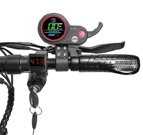 экран управления и индикация напряжения на правом руле электрического скутера Kugoo M4 Pro