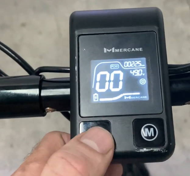 digital screen of the Mercane WideWheel Pro