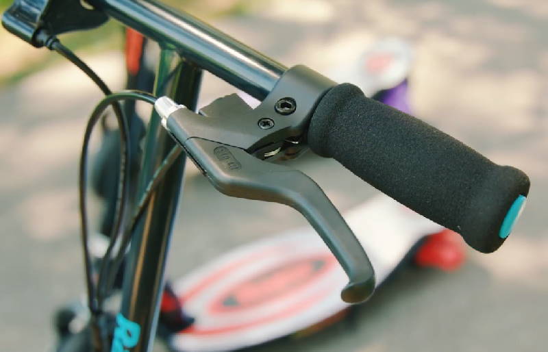 brake lever of the Razor E100