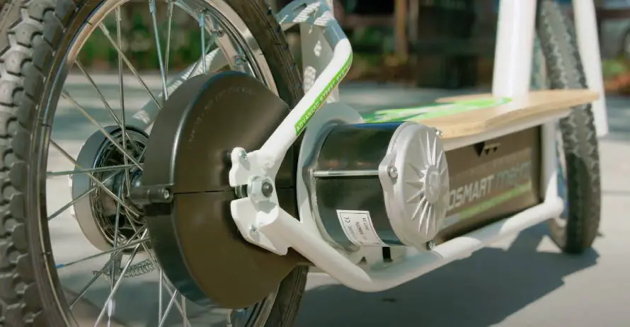 brakes and motor of the Razor EcoSmart Metro