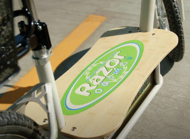 deck of the Razor EcoSmart Metro with the Razor logo