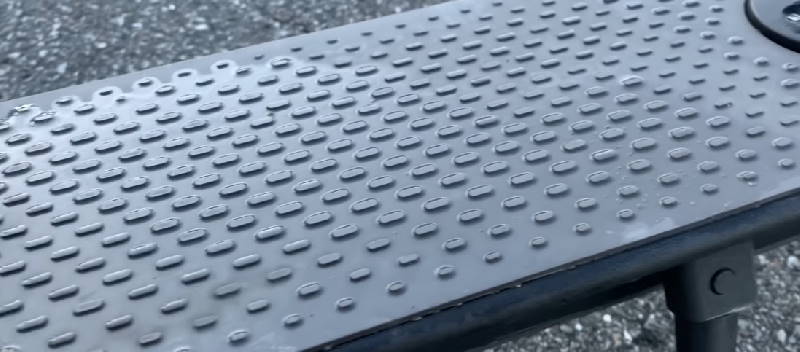 the rubber mat on the deck of the Xiaomi M365